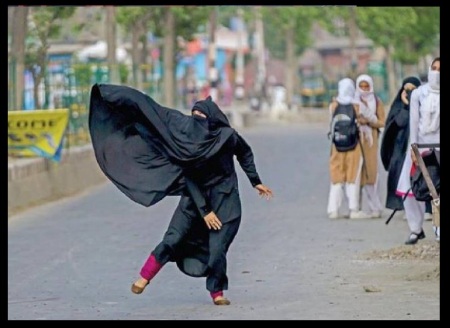Stone pelting girls- Kashmir-4