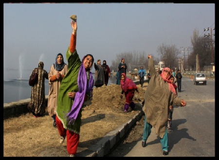 Stone pelting women- Kashmir-1